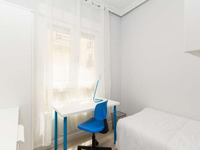 Gran habitación en un apartamento de 5 dormitorios en Malasaña, Madrid