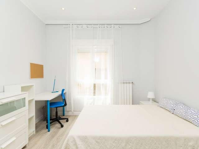 Gran habitación en un apartamento de 5 dormitorios en Malasaña, Madrid