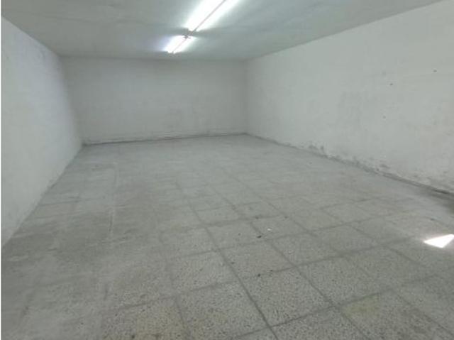 Gran local comercial con acceso por 2 calles y garaje privado. Ocasión. Zona Cuatro Caminos