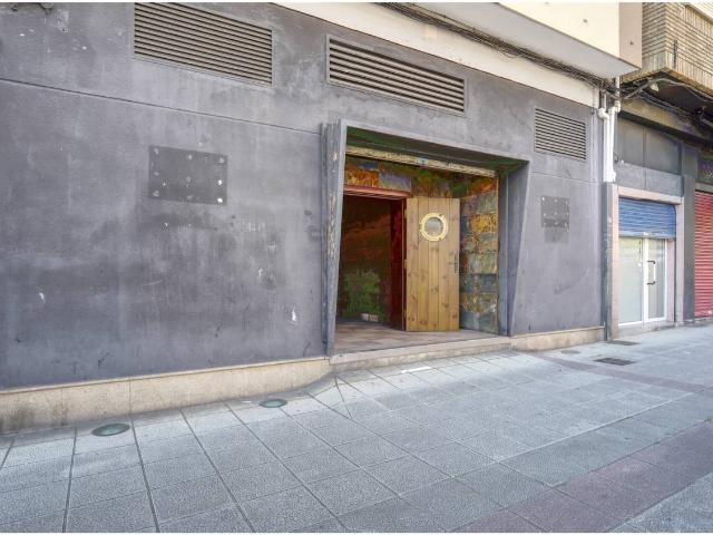 Gran Local Comercial con Doble Fachada en la Estrada de Castela, Narón – ¡Infinitas Posibilidades!
