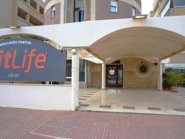 GRAN LOCAL COMERCIAL CON PISCINA INTERIOR EN SANTA EULÀRIA DES RIU – IBIZA