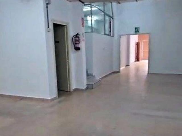 Gran Local Comercial de 365 m² en el Centro de Santa Coloma
