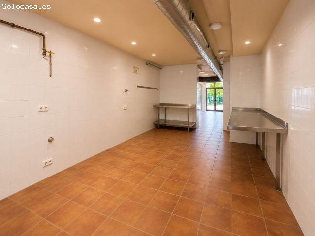 Gran local comercial en Avenida Marià Fortuny con salida de humos y altillo