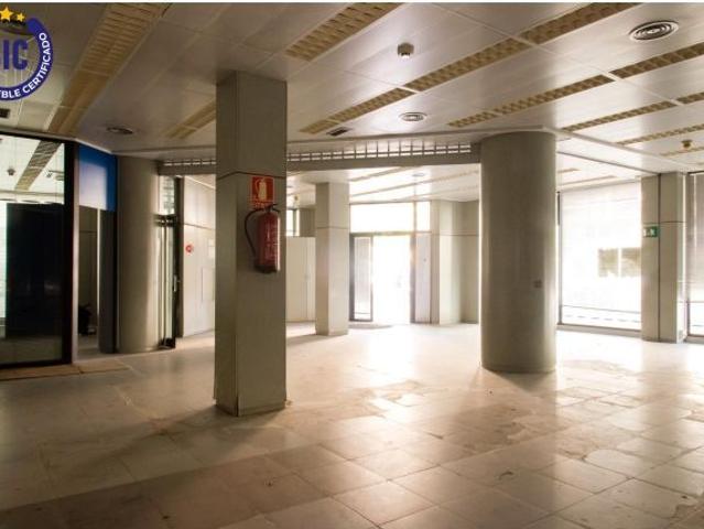 ? Gran Local Comercial en Castellón – 1.140 m² con Patio y Ubicación Estratégica Corte Inglés