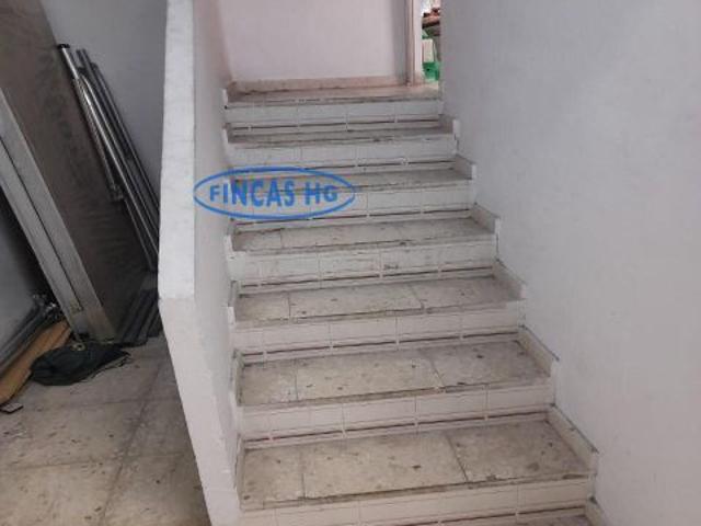 Gran local comercial haciendo esquina de 220m2. en el barrio de Los Ángeles