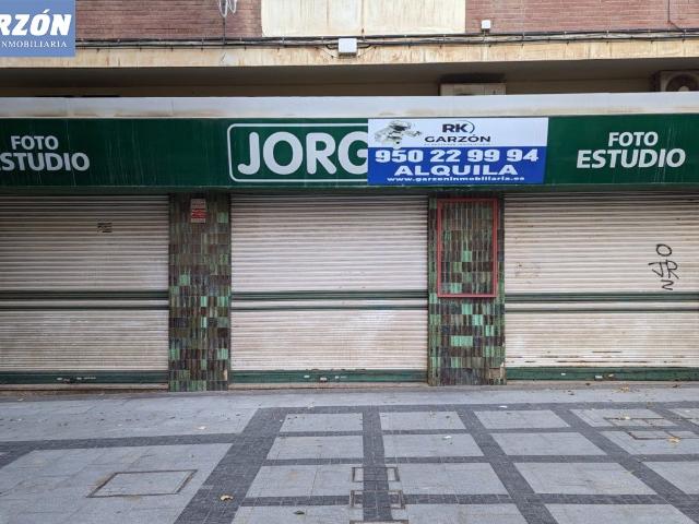 Gran local en Alquiler en Reyes Católicos