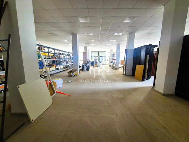 Gran local en esquina de 1.600 m² en venta o alquiler