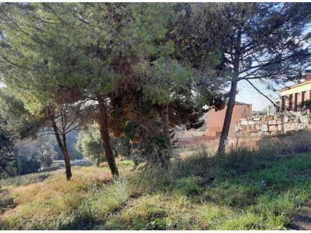 Gran parcela urbana de 2.498 m2 en entorno natural para dos viviendas