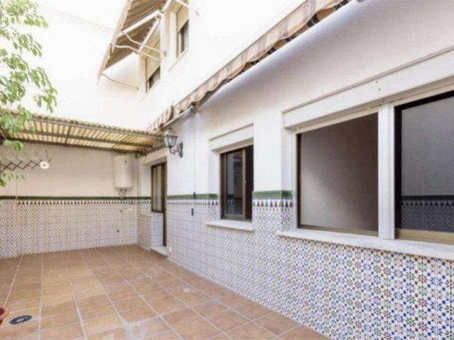 Gran Piso con Garaje, Trastero y Azotea en La Trinidad, Málaga – Ideal para Reformar y Potenciar su Valor
