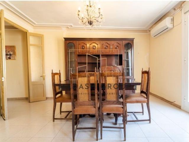 Gran piso de 125 m2 en pleno centro de Valls con 4 habitaciones y dos amplios salones