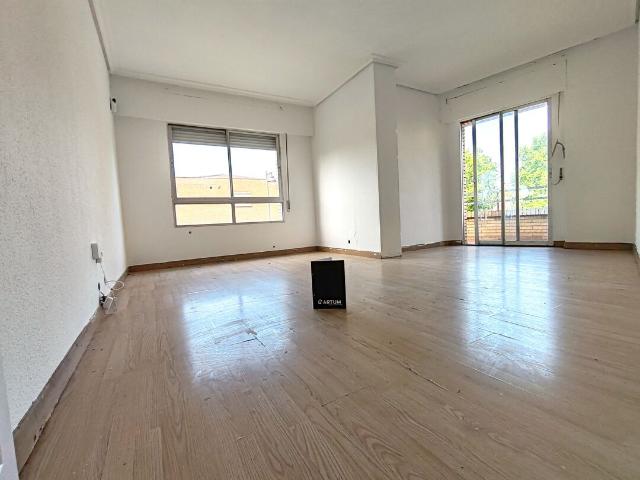 Gran piso de 125 m² con 2 terrazas, 4 dormitorios y mucha luz junto a Gonzalo de Berceo