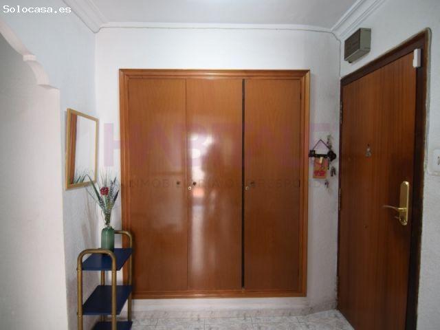 Gran piso de 5 habitaciones con terraza y balcón en Torrefiel