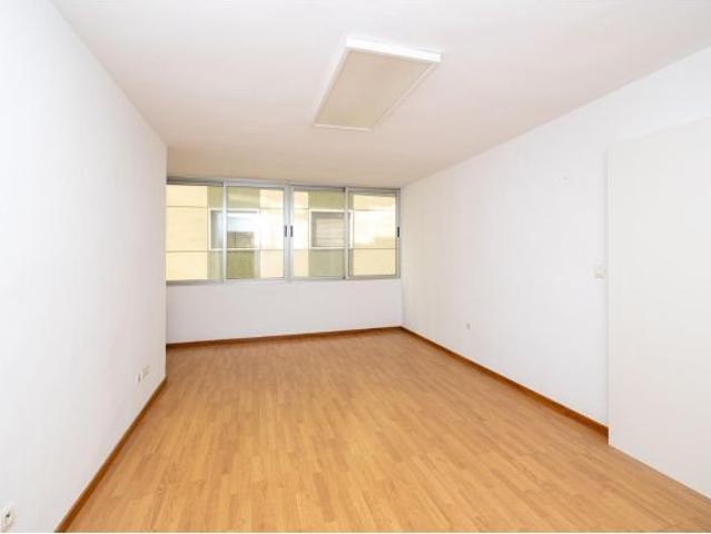 GRAN PISO EN CAMINO DE RONDA JUNTO A CALLE RECOGIDAS CON 212M2 CONSTRUIDOS, 5 DORM, DOS BAÑOS, EDIF