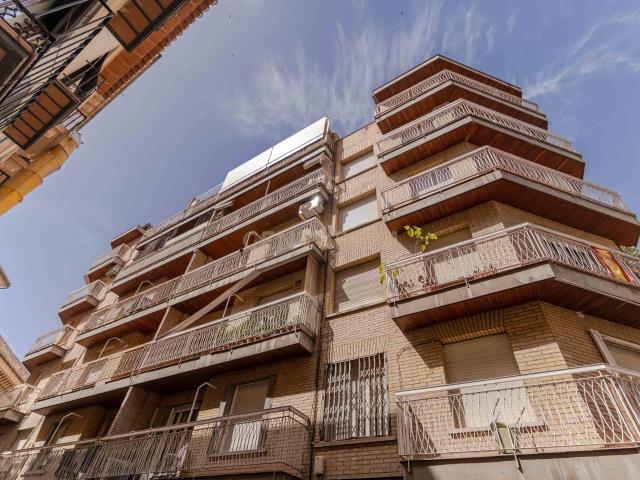 GRAN PISO EN PLENO CENTRO CON GARAJE 7 DORMITORIOS, 2 WC