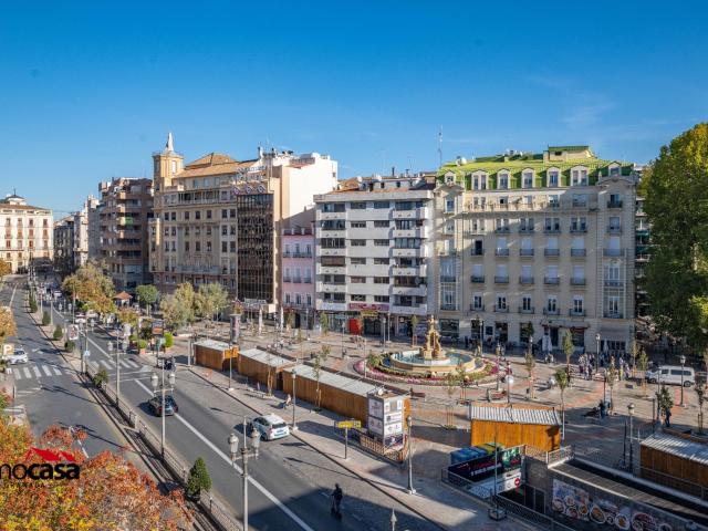 Gran piso exterior en el corazón de Granada, frente a la Fuente de las Batallas