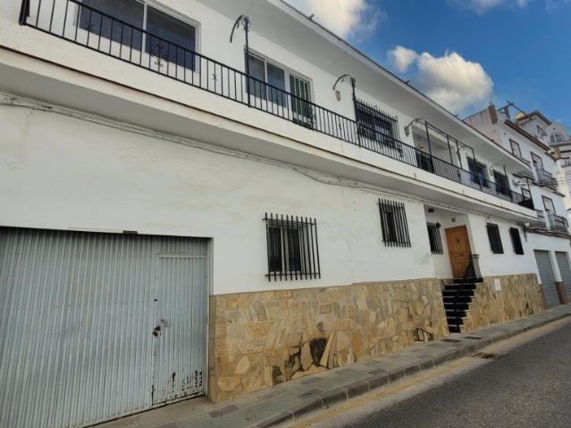 Gran propiedad de dos plantas con excelente acceso desde la. 200m² Cómpeta