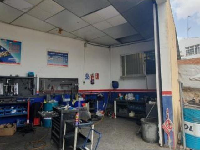 Gran solar y nave industrial en el núcleo urbano de Antequera