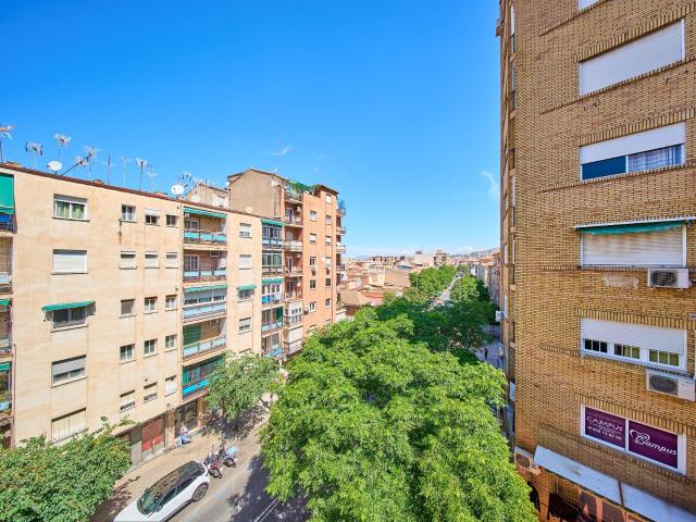 Piso con gran balcón en esquina, mucha luz y un vecino por planta · Zaidín, Av. de Dílar