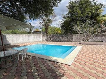 Gran terreno con alberca y casa tipo salón