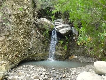Gran terreno en un lugar muy tranquilo, con tres vertientes naturales, una cascada y una quebrada