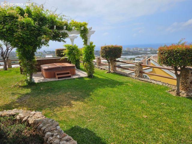 Gran villa con piscina, jacuzzi y vistas al mar en Torrox Costa