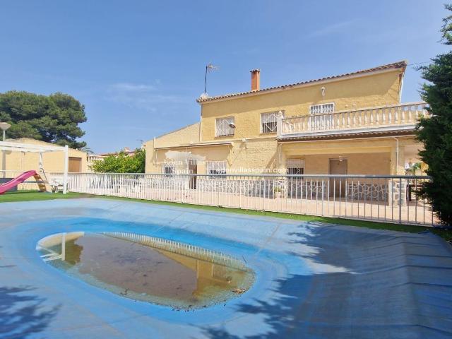 Gran Villa De 8 Dormitorios Y 3 Baños Con Piscina Privada Y. 773m² Alicante