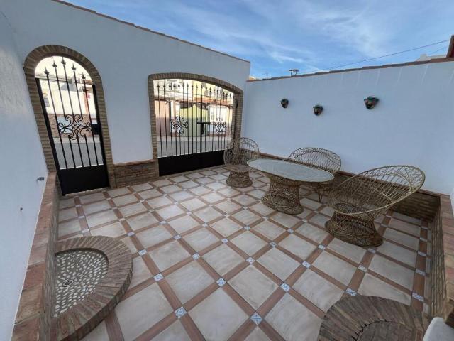 Gran vivienda adosada en Pilas, junto Plaza de Las Carreritas!