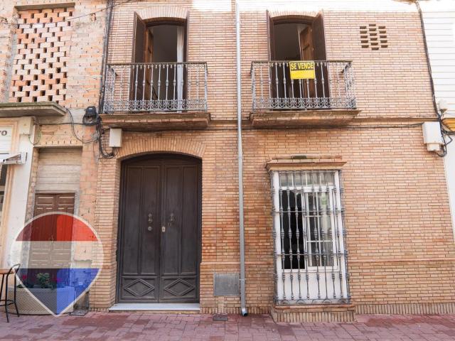 Gran vivienda con ascensor, garaje para 6 coches, patios y chimenea