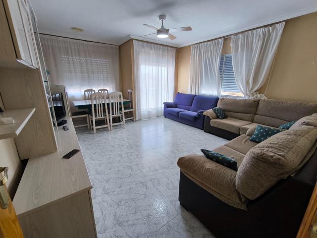 Gran vivienda familiar de 4 dormitorios + Cochera independiente de 32m2 en Roldán