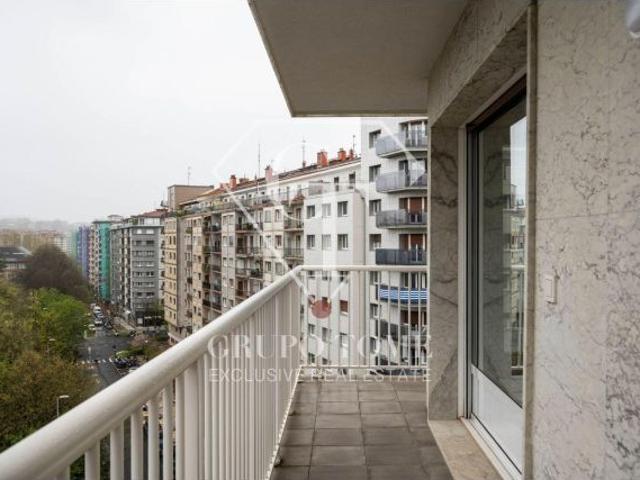 Gran vivienda luminosa y reformada en Avenida Carlos I