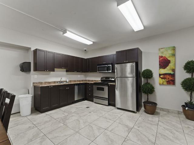 Granada Apartments Studio Apartment for Rent at 274 Giles Blvd W, Windsor, ON N9A 6H3 Downtown Windsor