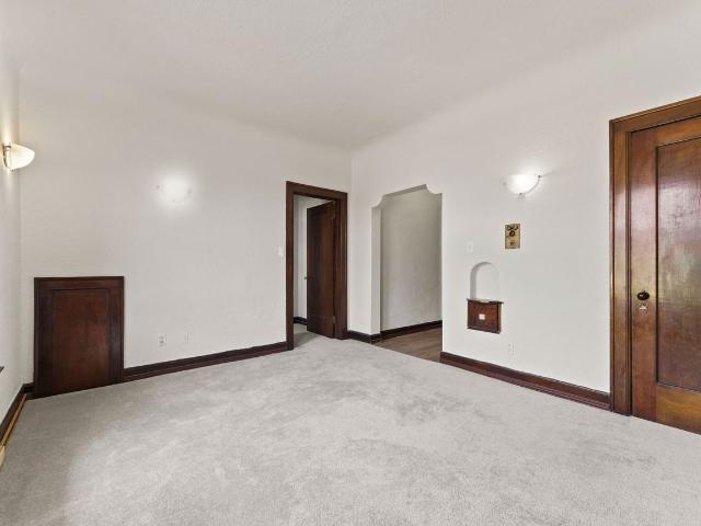 Granada Apartments Studio Apartment for Rent at 274 Giles Blvd W, Windsor, ON N9A 6H3 Downtown Windsor