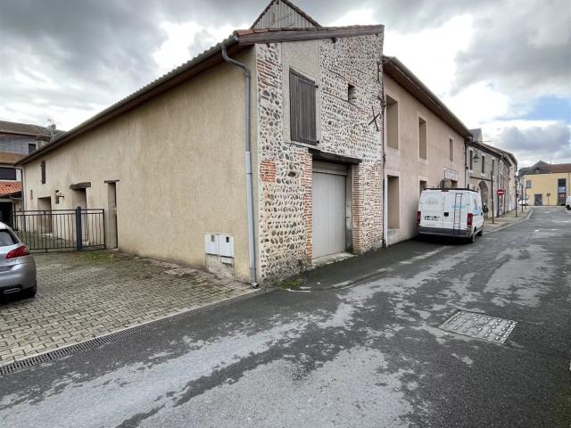Grange 120m² à aménager sur environ 250m² de terrain 120m² Vic en Bigorre