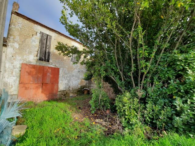 Grange à rénover entièrement + jardin