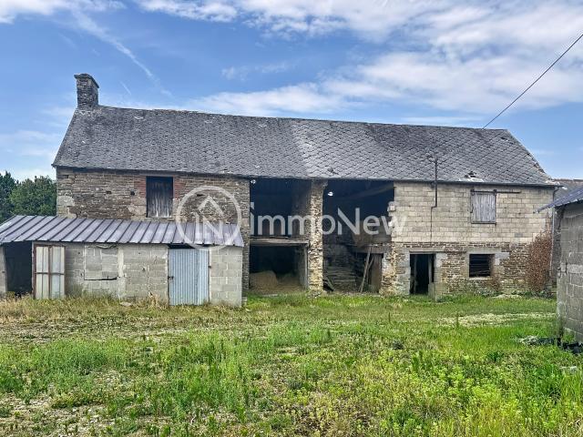 GRANGE A RENOVER 160 M2 AU SOL AVEC GARAGES EN COMPLEMENT SUR TERRAIN DE 2500 M2 ENVIRON