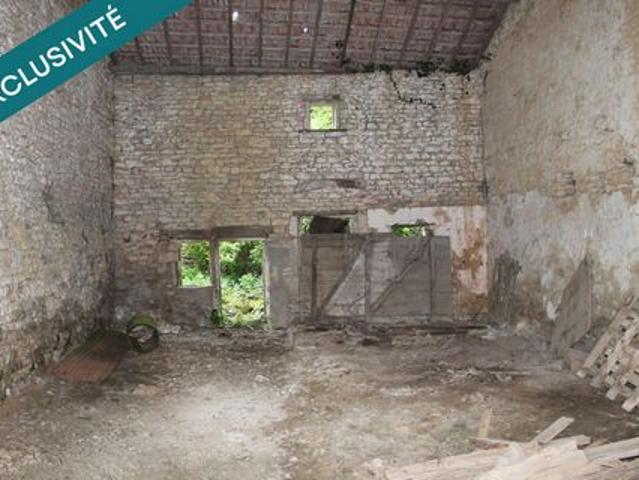 grange de 100 metres carres avec terrain derriere, pouvant servir de stockage ou pouvant etre transforme en maison d'habitation facilement connectable aux differents reseaux