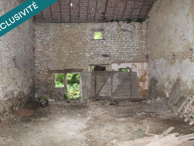 Grange de 100 metres carres avec terrain derriere, pouvant servir de stockage ou pouvant etre transforme en maison d'habitation facilement connectable aux differents reseaux