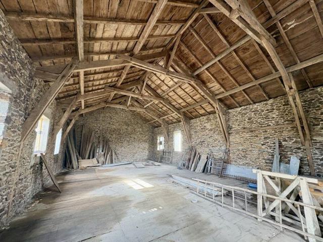 Grange de caractère avec 300 m² de potentiel habitable