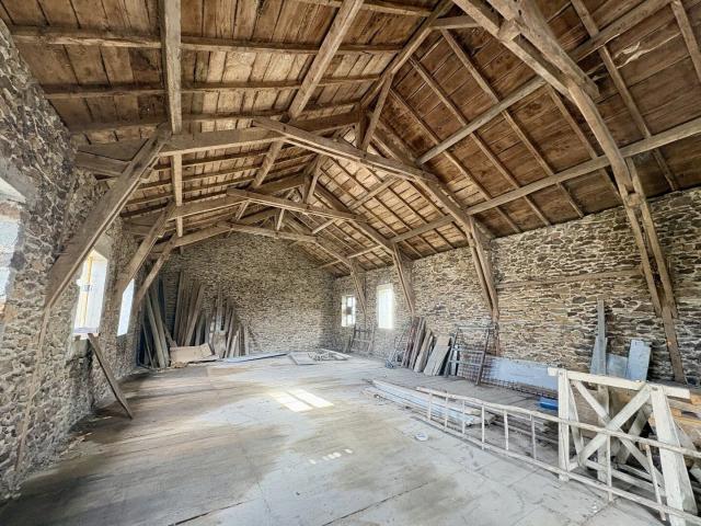 Grange de caractère avec 300 m² de potentiel habitable 300m² Almont les Junies