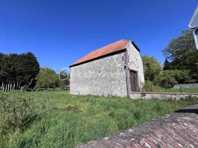 Grange de caractère sur terrain constructible de 753 m2 – Fort potentiel d’aménagement