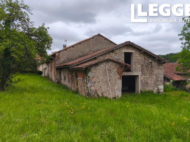 Grange en pierre avec dépendances dans le Périgord vert