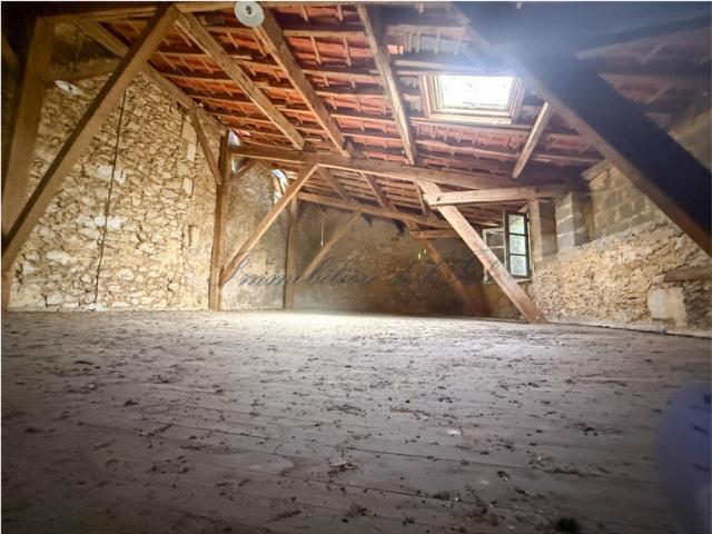 GRANGE EN PIERRE A RÉNOVER