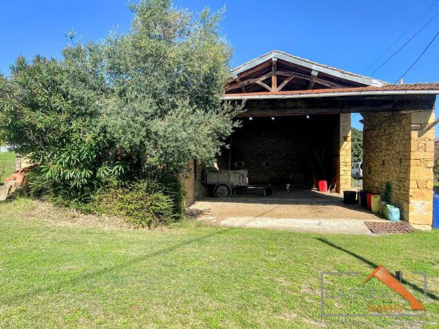 Grange en pierre à rénover Beau potentiel sur grand terrain 147m² Saint Martory