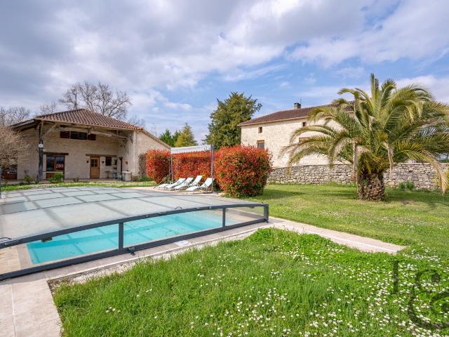 Grange en pierre rénovée avec gîte à vendre entre Villeneuve. 321m² Hautefage la Tour
