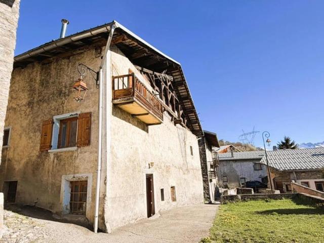 Grange et Maison Louée 300m², Fort Potentiel