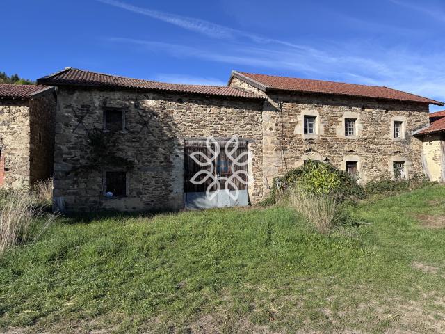 Grange sur 882 m2 de terrain à Saint Vert