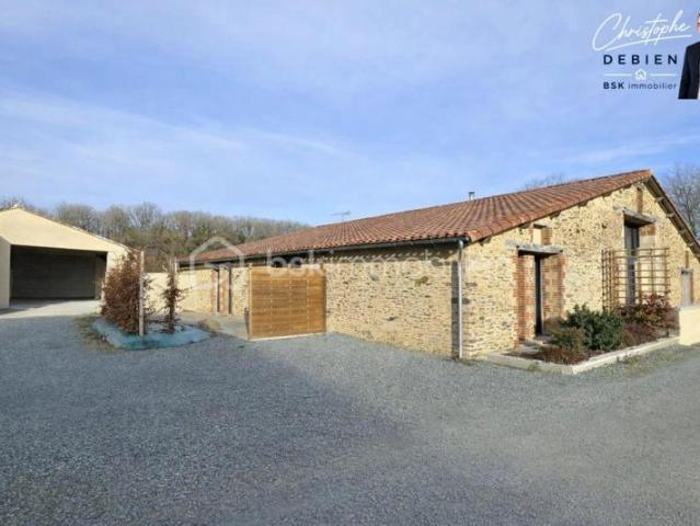GRANGE RÉNOVÉE 231 M² – CADRE NATUREL EXCEPTIONNEL – SUITE PARENTALE – DÉPENDANCE – À 5 MIN A83/A87 – SAINTE FLORENCE