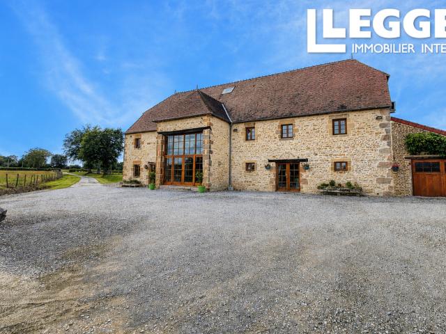 Grange rénovée avec 4 chambres en suite, deux cottages et piscine couverte sur 1,19 ha près de Lurcy Levis