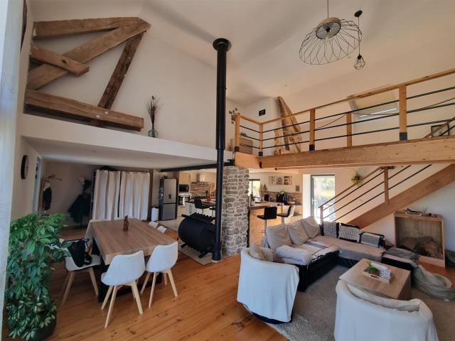 Grange rénovée en pierre avec dépendances: 23270 Ladapeyre 196m² Ladapeyre