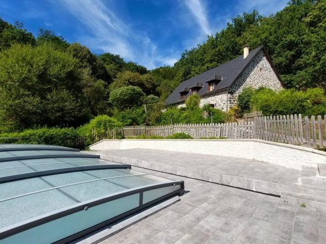 Grange restaurée 10 pièces 238m2 avec piscine et vue dégag